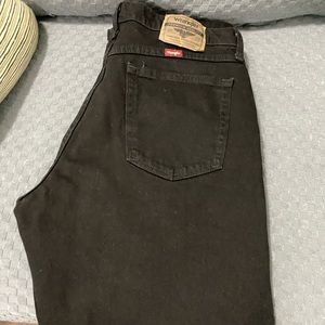 NWOT black wrangler comfy jeans never worn.